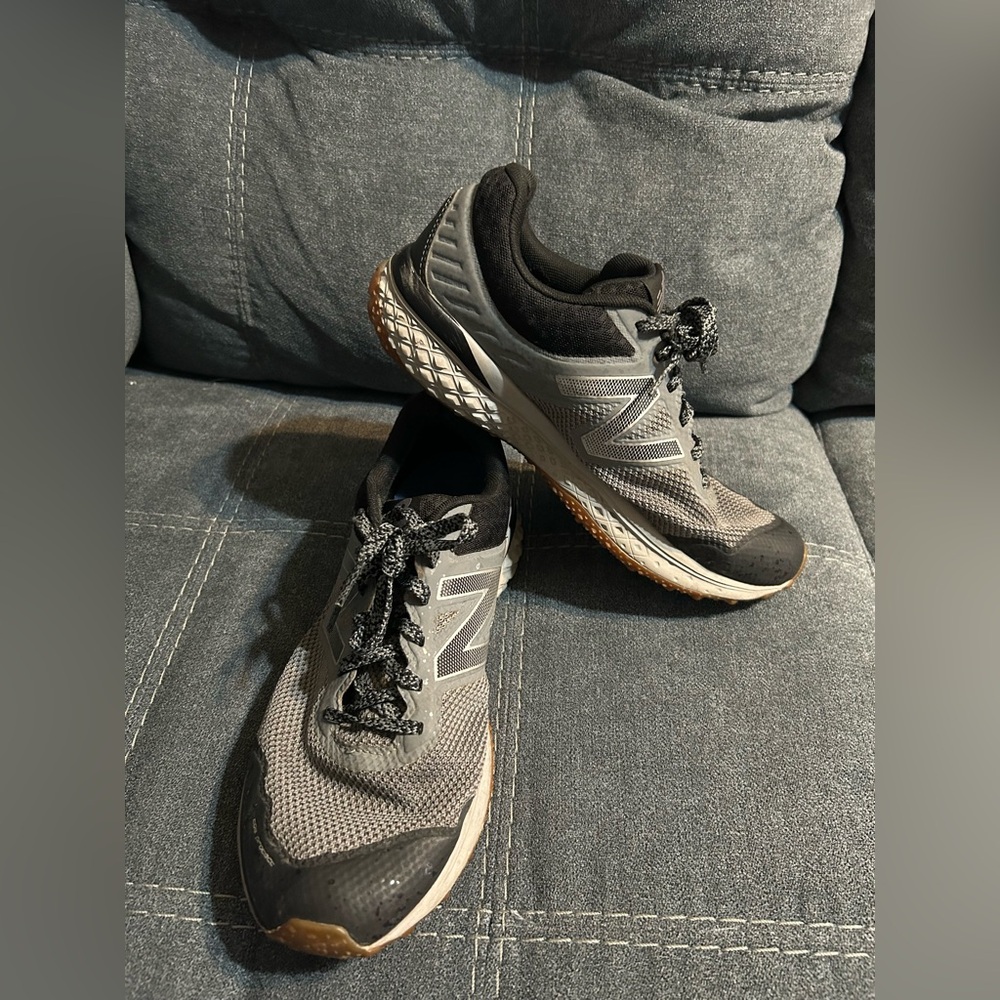 New Balance Men's Black and Gray Athletic Shoes